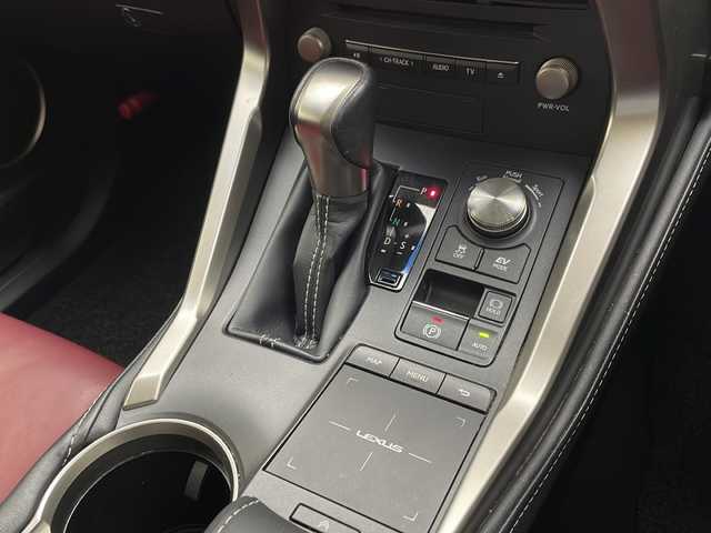 レクサス ＮＸ 300h Iパッケージ 宮崎県 2017(平29)年 5.8万km ソニッククォーツ 禁煙車/レクサスセーフティシステム/純正10.25型ナビTV/（CD/DVD/MSV/Blu-ray/Bluetooth/フルセグTV)/純正バックカメラ/サイドカメラ/純正ビルトイン2.0ETC/純正3眼LEDオートライト/純正LEDフォグ/純正18インチアルミ/純正フロアマット/プリクラッシュセーフティ/アダプティブクルーズコントロール/レーンディパーチャーアラート/オートマチックハイビーム/クリアランスソナー/本革シート/前席パワーシート/シートヒーター/パワーチルトステアリング/パドルシフト/ステアリングヒーター/パワーバックドア/デュアルオートエアコン（ナノイー）/スマートキー/プッシュエンジンスタート/新車時保証書/取扱い説明書