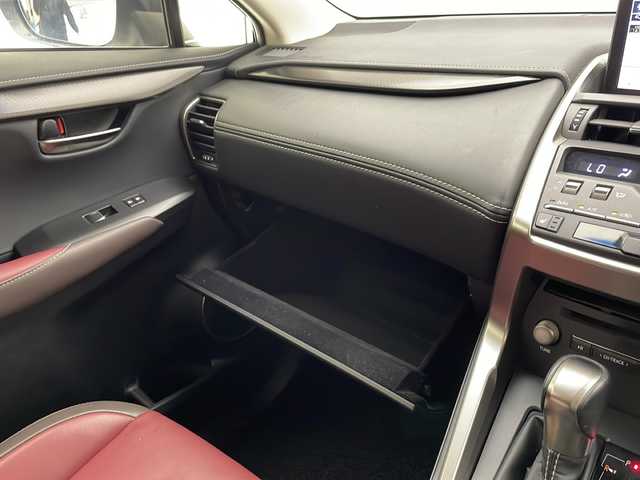 レクサス ＮＸ 300h Iパッケージ 宮崎県 2017(平29)年 5.8万km ソニッククォーツ 禁煙車/レクサスセーフティシステム/純正10.25型ナビTV/（CD/DVD/MSV/Blu-ray/Bluetooth/フルセグTV)/純正バックカメラ/サイドカメラ/純正ビルトイン2.0ETC/純正3眼LEDオートライト/純正LEDフォグ/純正18インチアルミ/純正フロアマット/プリクラッシュセーフティ/アダプティブクルーズコントロール/レーンディパーチャーアラート/オートマチックハイビーム/クリアランスソナー/本革シート/前席パワーシート/シートヒーター/パワーチルトステアリング/パドルシフト/ステアリングヒーター/パワーバックドア/デュアルオートエアコン（ナノイー）/スマートキー/プッシュエンジンスタート/新車時保証書/取扱い説明書