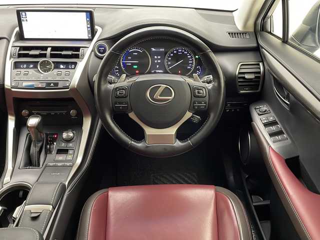 レクサス ＮＸ 300h Iパッケージ 宮崎県 2017(平29)年 5.8万km ソニッククォーツ 禁煙車/レクサスセーフティシステム/純正10.25型ナビTV/（CD/DVD/MSV/Blu-ray/Bluetooth/フルセグTV)/純正バックカメラ/サイドカメラ/純正ビルトイン2.0ETC/純正3眼LEDオートライト/純正LEDフォグ/純正18インチアルミ/純正フロアマット/プリクラッシュセーフティ/アダプティブクルーズコントロール/レーンディパーチャーアラート/オートマチックハイビーム/クリアランスソナー/本革シート/前席パワーシート/シートヒーター/パワーチルトステアリング/パドルシフト/ステアリングヒーター/パワーバックドア/デュアルオートエアコン（ナノイー）/スマートキー/プッシュエンジンスタート/新車時保証書/取扱い説明書