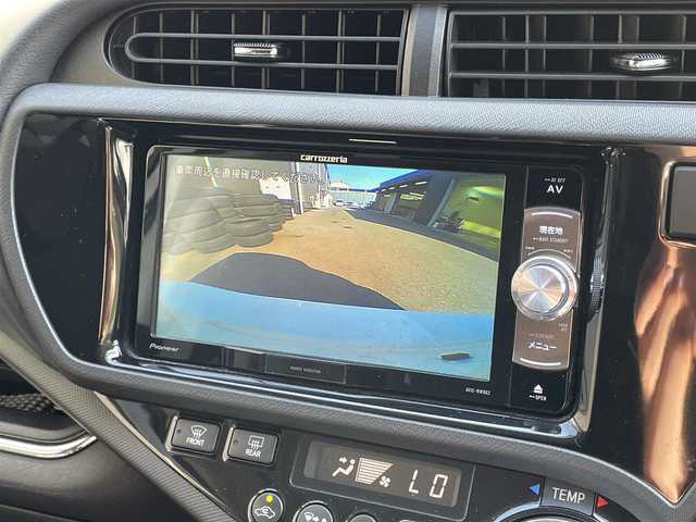 トヨタ アクア G G’s 滋賀県 2014(平26)年 6.8万km ライムホワイトパールクリスタルシャイン 禁煙車/社外ナビ/CD/DVD/Bluetooth/フルセグTV/バックカメラ/ハーフレザーシート/シートヒーター/ETC/ステアリングスイッチ/LEDヘッドライト/オートライト/プッシュスタート/スマートキー/純正アルミホイール