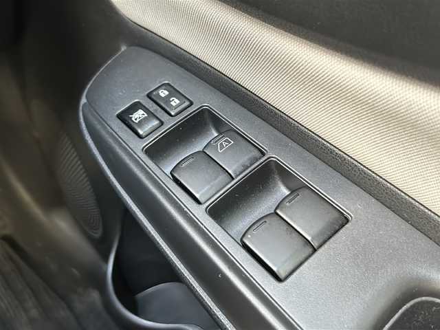日産 ノート X 静岡県 2019(令1)年 5.2万km ブリリアントシルバー 安全機能/・コーナーセンサー/・レーンキープ/純正ナビ/・ラジオ/・フルセグTV/SD/CD/USB/Bluetooth/ipod/主要装備/・ドライブレコーダー　/・バックカメラ　/・オートライト　/・アイドリングストップ　/・スマートキー　/・プッシュスタート/・純正フロアマット　/・純正ホイールカバー/・ステアリングリモコン/・スタッドレスタイヤ有り