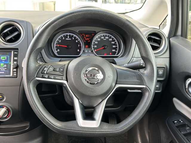 日産 ノート X 静岡県 2019(令1)年 5.2万km ブリリアントシルバー 安全機能/・コーナーセンサー/・レーンキープ/純正ナビ/・ラジオ/・フルセグTV/SD/CD/USB/Bluetooth/ipod/主要装備/・ドライブレコーダー　/・バックカメラ　/・オートライト　/・アイドリングストップ　/・スマートキー　/・プッシュスタート/・純正フロアマット　/・純正ホイールカバー/・ステアリングリモコン/・スタッドレスタイヤ有り
