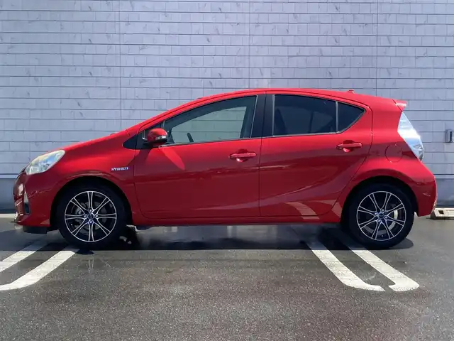 トヨタ アクア G 静岡県 2013(平25)年 7.6万km スーパーレッドⅤ 純正メモリーナビ(NSCP-W62)/　AM FM CD Bluetooth ワンセグ/LEDオートヘッドランプ/革巻きステアリング/ステアリングスイッチ/スマートキー＆プッシュスタート/社外16インチアルミホイール/ECO/EV MODE/スポーツペダル/純正ラゲッジマット/純正フロアマット/レザー調シートカバー/ワンオーナー/ETC/バックモニター