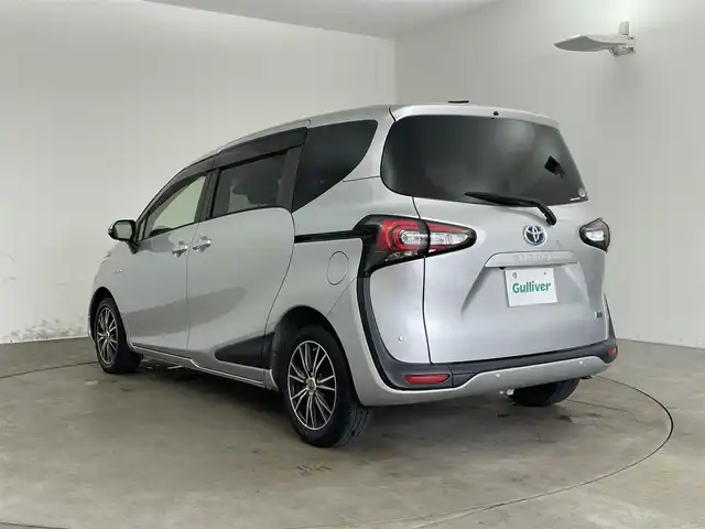 トヨタ シエンタ ハイブリッド ファンベースG セーフティED 兵庫県 2020(令2)年 3.5万km シルバーM ・Toyota　Safety　Sense/・プリクラッシュセーフティ/・レーンディパチャーアラート/・オートマチックハイビーム/・パーキングサポートブレーキ/・クリアランスソナー/・先行車発進告知/・誤発進抑制機能/・LEDランプパッケージ/・Bi-Beam LEDヘッドランプ/・LEDフロントフォグランプ/・リヤコンビネーションランプ/・コンライト/・スーパーUVカット＆シートヒーターパッケージ/UVカットガラス/・シートヒーター/・ステアリングヒーター/・純正SDナビ（NSZT-W68T）/CD/DVD/Bluetooth/TV/HDMI/・パノラミックビューモニター/・ビルトインETC/・AC１００V/・クルーズコントロール/・ステアリングスイッチ/・両側パワースライドドア/・純正フロアマット/・ドアバイザー/・スマートキー/・プッシュスタート/・革巻きステアリング