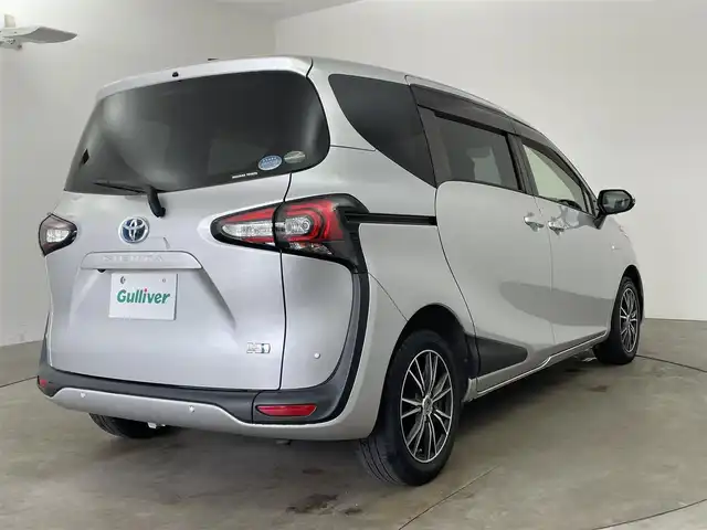 トヨタ シエンタ ハイブリッド ファンベースG セーフティED 兵庫県 2020(令2)年 3.5万km シルバーM ・Toyota　Safety　Sense/・プリクラッシュセーフティ/・レーンディパチャーアラート/・オートマチックハイビーム/・パーキングサポートブレーキ/・クリアランスソナー/・先行車発進告知/・誤発進抑制機能/・LEDランプパッケージ/・Bi-Beam LEDヘッドランプ/・LEDフロントフォグランプ/・リヤコンビネーションランプ/・コンライト/・スーパーUVカット＆シートヒーターパッケージ/UVカットガラス/・シートヒーター/・ステアリングヒーター/・純正SDナビ（NSZT-W68T）/CD/DVD/Bluetooth/TV/HDMI/・パノラミックビューモニター/・ビルトインETC/・AC１００V/・クルーズコントロール/・ステアリングスイッチ/・両側パワースライドドア/・純正フロアマット/・ドアバイザー/・スマートキー/・プッシュスタート/・革巻きステアリング