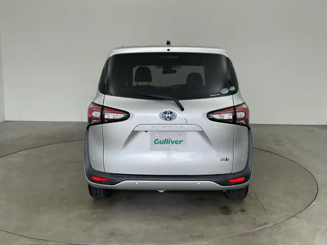 トヨタ シエンタ ハイブリッド ファンベースG セーフティED 兵庫県 2020(令2)年 3.5万km シルバーM ・Toyota　Safety　Sense/・プリクラッシュセーフティ/・レーンディパチャーアラート/・オートマチックハイビーム/・パーキングサポートブレーキ/・クリアランスソナー/・先行車発進告知/・誤発進抑制機能/・LEDランプパッケージ/・Bi-Beam LEDヘッドランプ/・LEDフロントフォグランプ/・リヤコンビネーションランプ/・コンライト/・スーパーUVカット＆シートヒーターパッケージ/UVカットガラス/・シートヒーター/・ステアリングヒーター/・純正SDナビ（NSZT-W68T）/CD/DVD/Bluetooth/TV/HDMI/・パノラミックビューモニター/・ビルトインETC/・AC１００V/・クルーズコントロール/・ステアリングスイッチ/・両側パワースライドドア/・純正フロアマット/・ドアバイザー/・スマートキー/・プッシュスタート/・革巻きステアリング