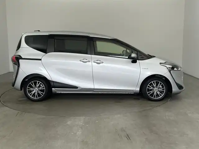 トヨタ シエンタ ハイブリッド ファンベースG セーフティED 兵庫県 2020(令2)年 3.5万km シルバーM ・Toyota　Safety　Sense/・プリクラッシュセーフティ/・レーンディパチャーアラート/・オートマチックハイビーム/・パーキングサポートブレーキ/・クリアランスソナー/・先行車発進告知/・誤発進抑制機能/・LEDランプパッケージ/・Bi-Beam LEDヘッドランプ/・LEDフロントフォグランプ/・リヤコンビネーションランプ/・コンライト/・スーパーUVカット＆シートヒーターパッケージ/UVカットガラス/・シートヒーター/・ステアリングヒーター/・純正SDナビ（NSZT-W68T）/CD/DVD/Bluetooth/TV/HDMI/・パノラミックビューモニター/・ビルトインETC/・AC１００V/・クルーズコントロール/・ステアリングスイッチ/・両側パワースライドドア/・純正フロアマット/・ドアバイザー/・スマートキー/・プッシュスタート/・革巻きステアリング