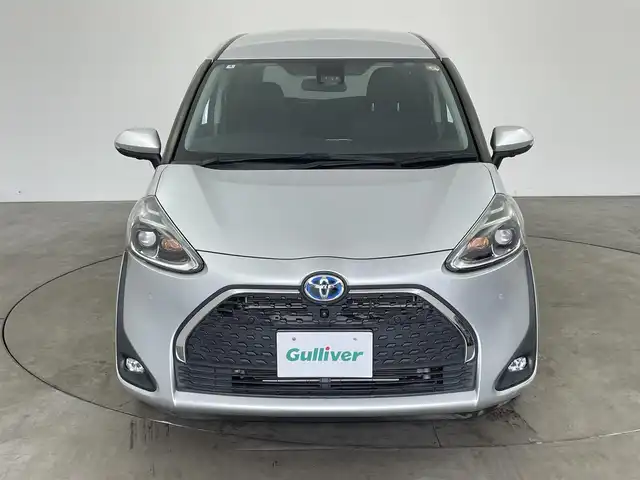 トヨタ シエンタ ハイブリッド ファンベースG セーフティED 兵庫県 2020(令2)年 3.5万km シルバーM ・Toyota　Safety　Sense/・プリクラッシュセーフティ/・レーンディパチャーアラート/・オートマチックハイビーム/・パーキングサポートブレーキ/・クリアランスソナー/・先行車発進告知/・誤発進抑制機能/・LEDランプパッケージ/・Bi-Beam LEDヘッドランプ/・LEDフロントフォグランプ/・リヤコンビネーションランプ/・コンライト/・スーパーUVカット＆シートヒーターパッケージ/UVカットガラス/・シートヒーター/・ステアリングヒーター/・純正SDナビ（NSZT-W68T）/CD/DVD/Bluetooth/TV/HDMI/・パノラミックビューモニター/・ビルトインETC/・AC１００V/・クルーズコントロール/・ステアリングスイッチ/・両側パワースライドドア/・純正フロアマット/・ドアバイザー/・スマートキー/・プッシュスタート/・革巻きステアリング