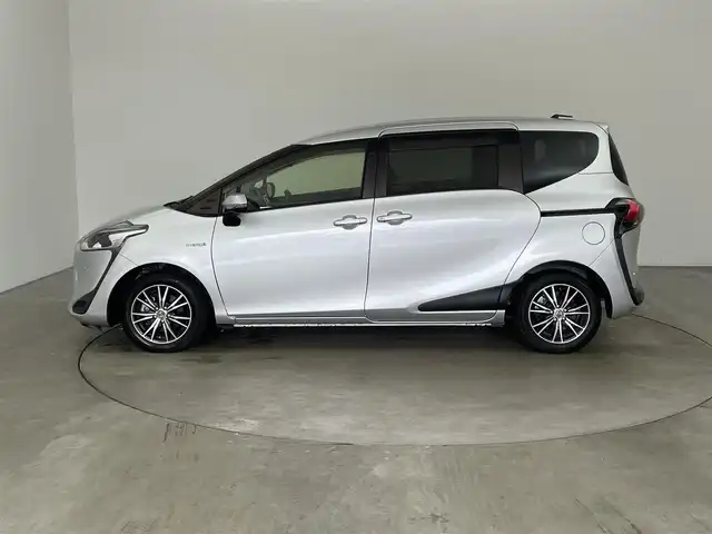 トヨタ シエンタ ハイブリッド ファンベースG セーフティED 兵庫県 2020(令2)年 3.5万km シルバーM ・Toyota　Safety　Sense/・プリクラッシュセーフティ/・レーンディパチャーアラート/・オートマチックハイビーム/・パーキングサポートブレーキ/・クリアランスソナー/・先行車発進告知/・誤発進抑制機能/・LEDランプパッケージ/・Bi-Beam LEDヘッドランプ/・LEDフロントフォグランプ/・リヤコンビネーションランプ/・コンライト/・スーパーUVカット＆シートヒーターパッケージ/UVカットガラス/・シートヒーター/・ステアリングヒーター/・純正SDナビ（NSZT-W68T）/CD/DVD/Bluetooth/TV/HDMI/・パノラミックビューモニター/・ビルトインETC/・AC１００V/・クルーズコントロール/・ステアリングスイッチ/・両側パワースライドドア/・純正フロアマット/・ドアバイザー/・スマートキー/・プッシュスタート/・革巻きステアリング