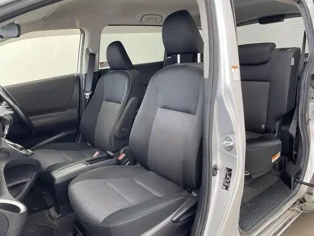 トヨタ シエンタ ハイブリッド ファンベースG セーフティED 兵庫県 2020(令2)年 3.5万km シルバーM ・Toyota　Safety　Sense/・プリクラッシュセーフティ/・レーンディパチャーアラート/・オートマチックハイビーム/・パーキングサポートブレーキ/・クリアランスソナー/・先行車発進告知/・誤発進抑制機能/・LEDランプパッケージ/・Bi-Beam LEDヘッドランプ/・LEDフロントフォグランプ/・リヤコンビネーションランプ/・コンライト/・スーパーUVカット＆シートヒーターパッケージ/UVカットガラス/・シートヒーター/・ステアリングヒーター/・純正SDナビ（NSZT-W68T）/CD/DVD/Bluetooth/TV/HDMI/・パノラミックビューモニター/・ビルトインETC/・AC１００V/・クルーズコントロール/・ステアリングスイッチ/・両側パワースライドドア/・純正フロアマット/・ドアバイザー/・スマートキー/・プッシュスタート/・革巻きステアリング