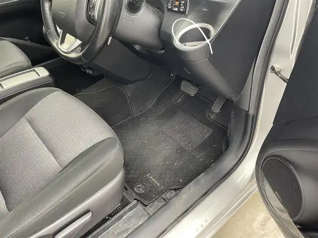 トヨタ シエンタ ハイブリッド ファンベースG セーフティED 兵庫県 2020(令2)年 3.5万km シルバーM ・Toyota　Safety　Sense/・プリクラッシュセーフティ/・レーンディパチャーアラート/・オートマチックハイビーム/・パーキングサポートブレーキ/・クリアランスソナー/・先行車発進告知/・誤発進抑制機能/・LEDランプパッケージ/・Bi-Beam LEDヘッドランプ/・LEDフロントフォグランプ/・リヤコンビネーションランプ/・コンライト/・スーパーUVカット＆シートヒーターパッケージ/UVカットガラス/・シートヒーター/・ステアリングヒーター/・純正SDナビ（NSZT-W68T）/CD/DVD/Bluetooth/TV/HDMI/・パノラミックビューモニター/・ビルトインETC/・AC１００V/・クルーズコントロール/・ステアリングスイッチ/・両側パワースライドドア/・純正フロアマット/・ドアバイザー/・スマートキー/・プッシュスタート/・革巻きステアリング