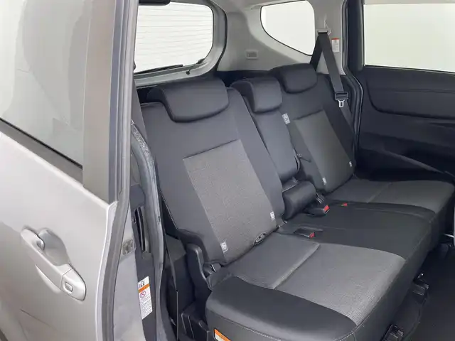 トヨタ シエンタ ハイブリッド ファンベースG セーフティED 兵庫県 2020(令2)年 3.5万km シルバーM ・Toyota　Safety　Sense/・プリクラッシュセーフティ/・レーンディパチャーアラート/・オートマチックハイビーム/・パーキングサポートブレーキ/・クリアランスソナー/・先行車発進告知/・誤発進抑制機能/・LEDランプパッケージ/・Bi-Beam LEDヘッドランプ/・LEDフロントフォグランプ/・リヤコンビネーションランプ/・コンライト/・スーパーUVカット＆シートヒーターパッケージ/UVカットガラス/・シートヒーター/・ステアリングヒーター/・純正SDナビ（NSZT-W68T）/CD/DVD/Bluetooth/TV/HDMI/・パノラミックビューモニター/・ビルトインETC/・AC１００V/・クルーズコントロール/・ステアリングスイッチ/・両側パワースライドドア/・純正フロアマット/・ドアバイザー/・スマートキー/・プッシュスタート/・革巻きステアリング