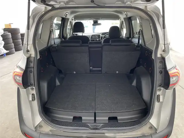 トヨタ シエンタ ハイブリッド ファンベースG セーフティED 兵庫県 2020(令2)年 3.5万km シルバーM ・Toyota　Safety　Sense/・プリクラッシュセーフティ/・レーンディパチャーアラート/・オートマチックハイビーム/・パーキングサポートブレーキ/・クリアランスソナー/・先行車発進告知/・誤発進抑制機能/・LEDランプパッケージ/・Bi-Beam LEDヘッドランプ/・LEDフロントフォグランプ/・リヤコンビネーションランプ/・コンライト/・スーパーUVカット＆シートヒーターパッケージ/UVカットガラス/・シートヒーター/・ステアリングヒーター/・純正SDナビ（NSZT-W68T）/CD/DVD/Bluetooth/TV/HDMI/・パノラミックビューモニター/・ビルトインETC/・AC１００V/・クルーズコントロール/・ステアリングスイッチ/・両側パワースライドドア/・純正フロアマット/・ドアバイザー/・スマートキー/・プッシュスタート/・革巻きステアリング