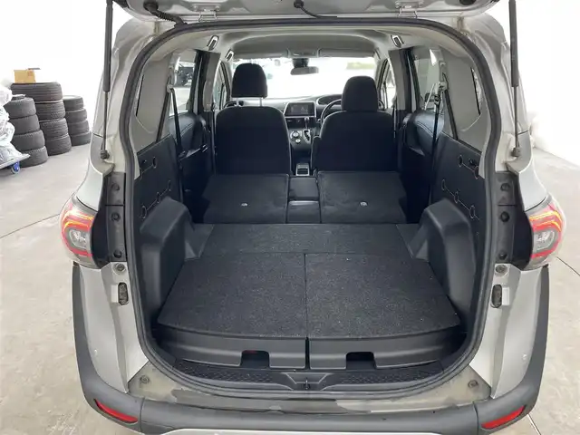 トヨタ シエンタ ハイブリッド ファンベースG セーフティED 兵庫県 2020(令2)年 3.5万km シルバーM ・Toyota　Safety　Sense/・プリクラッシュセーフティ/・レーンディパチャーアラート/・オートマチックハイビーム/・パーキングサポートブレーキ/・クリアランスソナー/・先行車発進告知/・誤発進抑制機能/・LEDランプパッケージ/・Bi-Beam LEDヘッドランプ/・LEDフロントフォグランプ/・リヤコンビネーションランプ/・コンライト/・スーパーUVカット＆シートヒーターパッケージ/UVカットガラス/・シートヒーター/・ステアリングヒーター/・純正SDナビ（NSZT-W68T）/CD/DVD/Bluetooth/TV/HDMI/・パノラミックビューモニター/・ビルトインETC/・AC１００V/・クルーズコントロール/・ステアリングスイッチ/・両側パワースライドドア/・純正フロアマット/・ドアバイザー/・スマートキー/・プッシュスタート/・革巻きステアリング