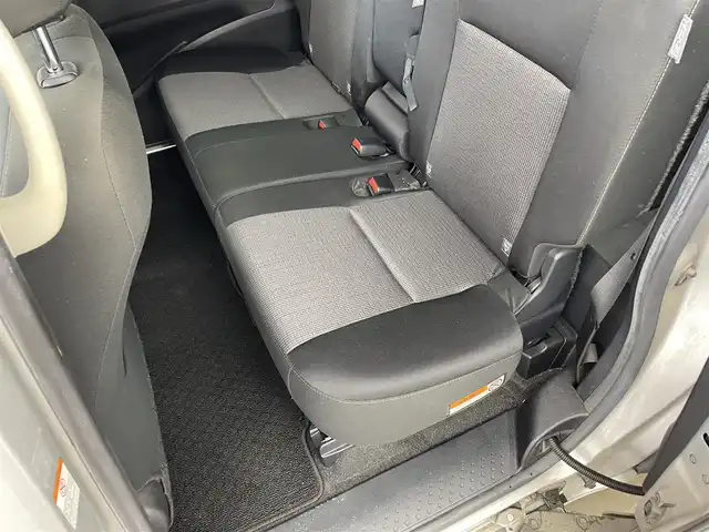 トヨタ シエンタ ハイブリッド ファンベースG セーフティED 兵庫県 2020(令2)年 3.5万km シルバーM ・Toyota　Safety　Sense/・プリクラッシュセーフティ/・レーンディパチャーアラート/・オートマチックハイビーム/・パーキングサポートブレーキ/・クリアランスソナー/・先行車発進告知/・誤発進抑制機能/・LEDランプパッケージ/・Bi-Beam LEDヘッドランプ/・LEDフロントフォグランプ/・リヤコンビネーションランプ/・コンライト/・スーパーUVカット＆シートヒーターパッケージ/UVカットガラス/・シートヒーター/・ステアリングヒーター/・純正SDナビ（NSZT-W68T）/CD/DVD/Bluetooth/TV/HDMI/・パノラミックビューモニター/・ビルトインETC/・AC１００V/・クルーズコントロール/・ステアリングスイッチ/・両側パワースライドドア/・純正フロアマット/・ドアバイザー/・スマートキー/・プッシュスタート/・革巻きステアリング