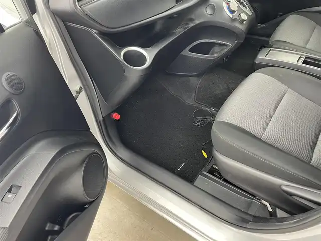 トヨタ シエンタ ハイブリッド ファンベースG セーフティED 兵庫県 2020(令2)年 3.5万km シルバーM ・Toyota　Safety　Sense/・プリクラッシュセーフティ/・レーンディパチャーアラート/・オートマチックハイビーム/・パーキングサポートブレーキ/・クリアランスソナー/・先行車発進告知/・誤発進抑制機能/・LEDランプパッケージ/・Bi-Beam LEDヘッドランプ/・LEDフロントフォグランプ/・リヤコンビネーションランプ/・コンライト/・スーパーUVカット＆シートヒーターパッケージ/UVカットガラス/・シートヒーター/・ステアリングヒーター/・純正SDナビ（NSZT-W68T）/CD/DVD/Bluetooth/TV/HDMI/・パノラミックビューモニター/・ビルトインETC/・AC１００V/・クルーズコントロール/・ステアリングスイッチ/・両側パワースライドドア/・純正フロアマット/・ドアバイザー/・スマートキー/・プッシュスタート/・革巻きステアリング