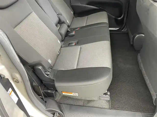 トヨタ シエンタ ハイブリッド ファンベースG セーフティED 兵庫県 2020(令2)年 3.5万km シルバーM ・Toyota　Safety　Sense/・プリクラッシュセーフティ/・レーンディパチャーアラート/・オートマチックハイビーム/・パーキングサポートブレーキ/・クリアランスソナー/・先行車発進告知/・誤発進抑制機能/・LEDランプパッケージ/・Bi-Beam LEDヘッドランプ/・LEDフロントフォグランプ/・リヤコンビネーションランプ/・コンライト/・スーパーUVカット＆シートヒーターパッケージ/UVカットガラス/・シートヒーター/・ステアリングヒーター/・純正SDナビ（NSZT-W68T）/CD/DVD/Bluetooth/TV/HDMI/・パノラミックビューモニター/・ビルトインETC/・AC１００V/・クルーズコントロール/・ステアリングスイッチ/・両側パワースライドドア/・純正フロアマット/・ドアバイザー/・スマートキー/・プッシュスタート/・革巻きステアリング