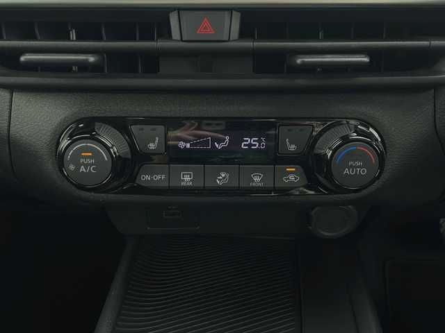 日産 ノート X FOUR 秋田県 2022(令4)年 4万km ピュアホワイトパール 4WD/全方位カメラ　/衝突被害軽減システム　/横滑り防止装置　/デジタルルームミラー　/前席シートヒーター　/ステアリングヒーター　/LEDヘッドライト　/フォグランプ　/オートマチックハイビーム/インテリジェントキー　/前後クリアランスソナー/純正ドアバイザー/純正アルミホイールキャップ/純正フロアマット/ステアリングスイッチ/電動パーキング/オートブレーキホールド/スペアキー/プッシュスタート