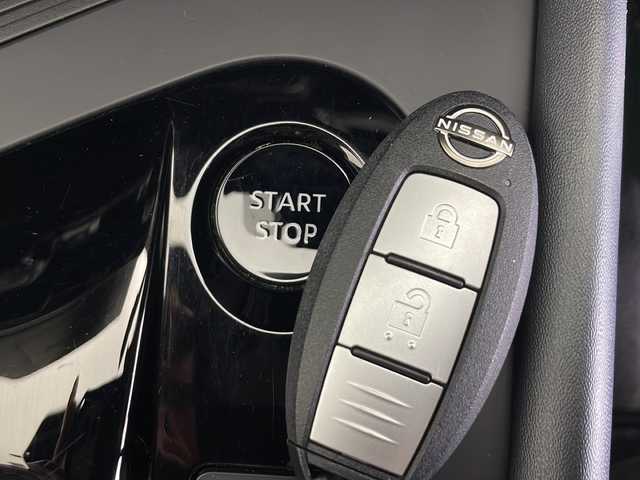 日産 ノート X FOUR 秋田県 2022(令4)年 4万km ピュアホワイトパール 4WD/全方位カメラ　/衝突被害軽減システム　/横滑り防止装置　/デジタルルームミラー　/前席シートヒーター　/ステアリングヒーター　/LEDヘッドライト　/フォグランプ　/オートマチックハイビーム/インテリジェントキー　/前後クリアランスソナー/純正ドアバイザー/純正アルミホイールキャップ/純正フロアマット/ステアリングスイッチ/電動パーキング/オートブレーキホールド/スペアキー/プッシュスタート