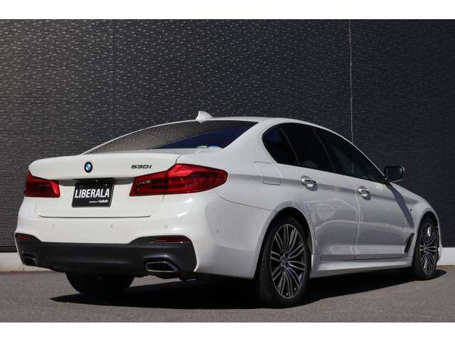 ＢＭＷ ５３０ｉ Mスポーツ 大分県 2018(平30)年 4.6万km アルピンホワイトⅢ 当店買取車両/インテリジェントセーフティ/アダプティブクルーズコントロール/ブラインドスポットモニター/純正ナビ/地デジ/Bluetooth/３６０°カメラ/黒革/全席シートＨ/パワーシート/パドルシフト/ＬＥＤヘッドライト/オートハイビーム/純正１９インチＡＷ/ミラー一体型ＥＴＣ/社外ドライブレコーダー（HDR360G）