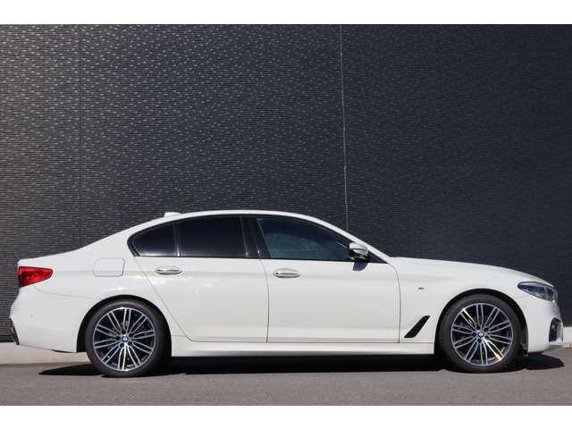 ＢＭＷ ５３０ｉ Mスポーツ 大分県 2018(平30)年 4.6万km アルピンホワイトⅢ 当店買取車両/インテリジェントセーフティ/アダプティブクルーズコントロール/ブラインドスポットモニター/純正ナビ/地デジ/Bluetooth/３６０°カメラ/黒革/全席シートＨ/パワーシート/パドルシフト/ＬＥＤヘッドライト/オートハイビーム/純正１９インチＡＷ/ミラー一体型ＥＴＣ/社外ドライブレコーダー（HDR360G）