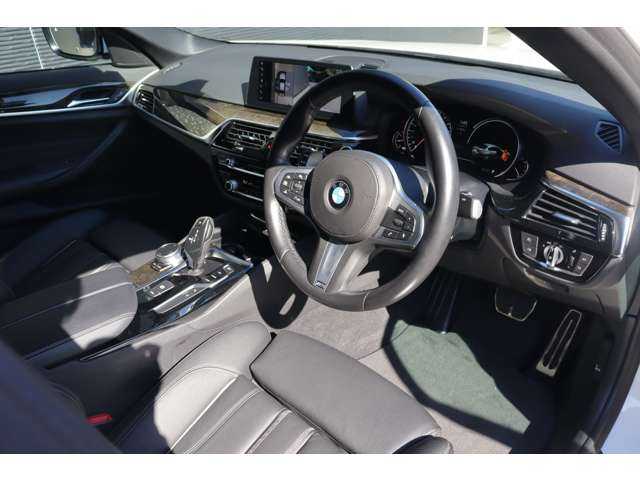 ＢＭＷ ５３０ｉ Mスポーツ 大分県 2018(平30)年 4.6万km アルピンホワイトⅢ 当店買取車両/インテリジェントセーフティ/アダプティブクルーズコントロール/ブラインドスポットモニター/純正ナビ/地デジ/Bluetooth/３６０°カメラ/黒革/全席シートＨ/パワーシート/パドルシフト/ＬＥＤヘッドライト/オートハイビーム/純正１９インチＡＷ/ミラー一体型ＥＴＣ/社外ドライブレコーダー（HDR360G）