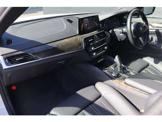ＢＭＷ ５３０ｉ Mスポーツ 大分県 2018(平30)年 4.6万km アルピンホワイトⅢ 当店買取車両/インテリジェントセーフティ/アダプティブクルーズコントロール/ブラインドスポットモニター/純正ナビ/地デジ/Bluetooth/３６０°カメラ/黒革/全席シートＨ/パワーシート/パドルシフト/ＬＥＤヘッドライト/オートハイビーム/純正１９インチＡＷ/ミラー一体型ＥＴＣ/社外ドライブレコーダー（HDR360G）