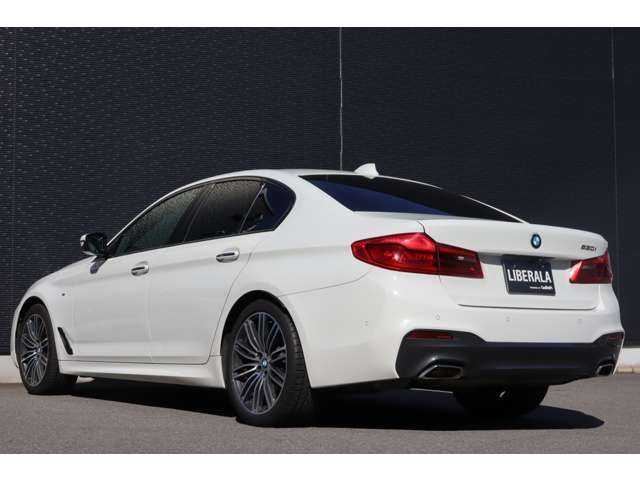 ＢＭＷ ５３０ｉ Mスポーツ 大分県 2018(平30)年 4.6万km アルピンホワイトⅢ 当店買取車両/インテリジェントセーフティ/アダプティブクルーズコントロール/ブラインドスポットモニター/純正ナビ/地デジ/Bluetooth/３６０°カメラ/黒革/全席シートＨ/パワーシート/パドルシフト/ＬＥＤヘッドライト/オートハイビーム/純正１９インチＡＷ/ミラー一体型ＥＴＣ/社外ドライブレコーダー（HDR360G）