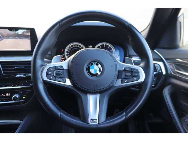 ＢＭＷ ５３０ｉ Mスポーツ 大分県 2018(平30)年 4.6万km アルピンホワイトⅢ 当店買取車両/インテリジェントセーフティ/アダプティブクルーズコントロール/ブラインドスポットモニター/純正ナビ/地デジ/Bluetooth/３６０°カメラ/黒革/全席シートＨ/パワーシート/パドルシフト/ＬＥＤヘッドライト/オートハイビーム/純正１９インチＡＷ/ミラー一体型ＥＴＣ/社外ドライブレコーダー（HDR360G）