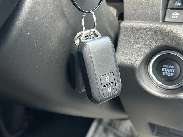 スズキ ジムニー ノマド FC 道東・釧路十勝 2025(令7)年 0.1千km Ｄグリーン 未使用/ワンオーナー/4WD/デュアルカメラブレーキサポート/・衝突被害軽減ブレーキ/・後退時ブレーキサポート/・誤発進抑制機能/・後方誤発進抑制機能/・アクティブクルーズコントロール/ステアリングスイッチ/アイドリングストップ/スマートキー/スペアキー/シートヒーター（D+N席）/背面タイヤ/純正AWサマータイヤ/横滑り防止装置/コーナーセンサー/レーンキープアシスト/オートライト/ダウンヒルアシストコントロール/純正LEDヘッドライト/保証書/取扱説明書/記録簿