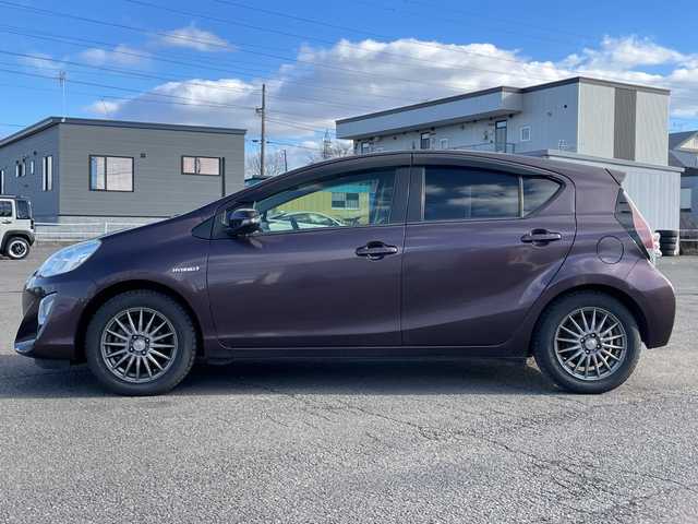 トヨタ アクア G ブラックソフトレザーセレ 道央・札幌 2015(平27)年 15.7万km ディープアメジストマイカメタリック ワンオーナー/寒冷地仕様/社外SDナビ/CD/DVD/BT/フルセグ/横滑り防止装置/クルーズコントロール/バックカメラ/ビルトインETC/ECOMODE/EVMODE/ワイパーデアイサー/ハーフレザーシート/革巻きステアリング/プッシュスタート/スマートキー/ハロゲンヘッドライト/オートライト/フォグランプ/ヘッドライトレベライザー/電動格納ミラー/ウィンカーミラー/純正フロアマット/ドアバイザー/社外AW付夏タイヤ積込/175/65/R15/2020年/山5mm