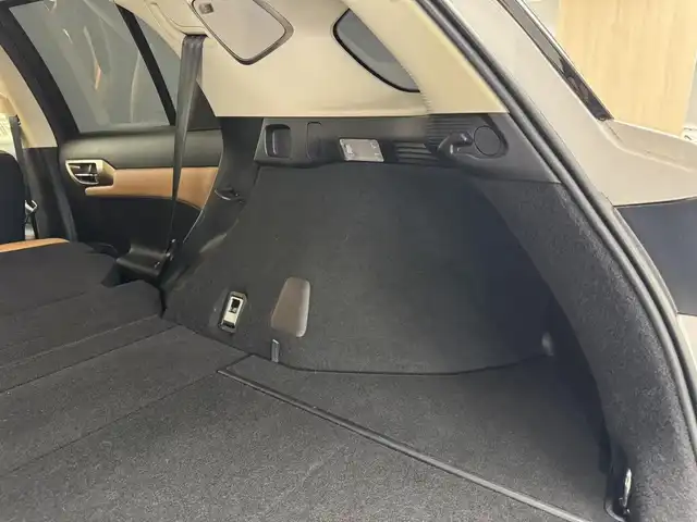 レクサス ＣＴ 200h バージョンL 三重県 2016(平28)年 5.6万km ソニッククォーツ ハイブリッド/FF/MTモード付インパネCVT/純正 7インチナビ/（AM/FM/CD/DVD/Blu-ray/SDREC/SD/USB/Bluetooth/AUX/TV）/バックガイドモニター/【OP】“マークレビンソン”プレミアムサラウンドサウンドシステム/モデリスタエアロ（F/S/R下）＋スポーツマフラー（左右4本出し、Φ65）/ビルトイン ETC/安全/・プリクラッシュセーフティ/・レーダークルコン（ブレーキ制御機能付）/・クリアランスソナー＆バックソナー/・車両接近通報装置/など/装備/・茶革シート（本革、色『サドルタン』）/・8wayパワーシート（D電動ランバーサポート・メモリー付8way/N4way）/・シートヒーター（D/N）/・【OP】ステアリングヒーター/・左右独立オートエアコン（花粉除去モード付）/・オートライト/・LED ヘッドランプ＆フロントフォグランプ/・パドルシフト/・雨滴感応式フロントワイパー/・自動防眩ルームミラー/・オート電動格納式ドアミラー（広角・自動防眩・リバース連動チルトダウン・メモリー・ヒーター付）/・プッシュスタート/・純正17inAW/・保/取/ナビ取/など