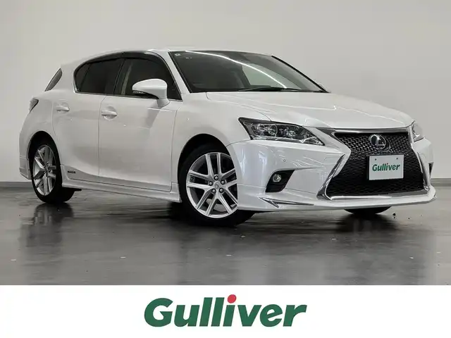 レクサス ＣＴ 200h バージョンL 三重県 2016(平28)年 5.6万km ソニッククォーツ ハイブリッド/FF/MTモード付インパネCVT/純正 7インチナビ/（AM/FM/CD/DVD/Blu-ray/SDREC/SD/USB/Bluetooth/AUX/TV）/バックガイドモニター/【OP】“マークレビンソン”プレミアムサラウンドサウンドシステム/モデリスタエアロ（F/S/R下）＋スポーツマフラー（左右4本出し、Φ65）/ビルトイン ETC/安全/・プリクラッシュセーフティ/・レーダークルコン（ブレーキ制御機能付）/・クリアランスソナー＆バックソナー/・車両接近通報装置/など/装備/・茶革シート（本革、色『サドルタン』）/・8wayパワーシート（D電動ランバーサポート・メモリー付8way/N4way）/・シートヒーター（D/N）/・【OP】ステアリングヒーター/・左右独立オートエアコン（花粉除去モード付）/・オートライト/・LED ヘッドランプ＆フロントフォグランプ/・パドルシフト/・雨滴感応式フロントワイパー/・自動防眩ルームミラー/・オート電動格納式ドアミラー（広角・自動防眩・リバース連動チルトダウン・メモリー・ヒーター付）/・プッシュスタート/・純正17inAW/・保/取/ナビ取/など
