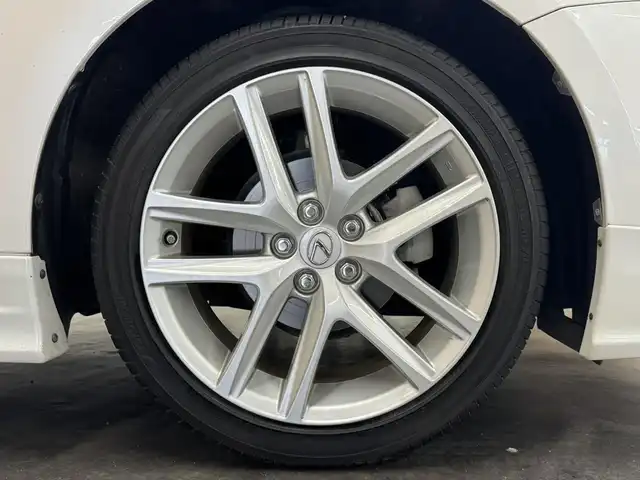 レクサス ＣＴ 200h バージョンL 三重県 2016(平28)年 5.6万km ソニッククォーツ ハイブリッド/FF/MTモード付インパネCVT/純正 7インチナビ/（AM/FM/CD/DVD/Blu-ray/SDREC/SD/USB/Bluetooth/AUX/TV）/バックガイドモニター/【OP】“マークレビンソン”プレミアムサラウンドサウンドシステム/モデリスタエアロ（F/S/R下）＋スポーツマフラー（左右4本出し、Φ65）/ビルトイン ETC/安全/・プリクラッシュセーフティ/・レーダークルコン（ブレーキ制御機能付）/・クリアランスソナー＆バックソナー/・車両接近通報装置/など/装備/・茶革シート（本革、色『サドルタン』）/・8wayパワーシート（D電動ランバーサポート・メモリー付8way/N4way）/・シートヒーター（D/N）/・【OP】ステアリングヒーター/・左右独立オートエアコン（花粉除去モード付）/・オートライト/・LED ヘッドランプ＆フロントフォグランプ/・パドルシフト/・雨滴感応式フロントワイパー/・自動防眩ルームミラー/・オート電動格納式ドアミラー（広角・自動防眩・リバース連動チルトダウン・メモリー・ヒーター付）/・プッシュスタート/・純正17inAW/・保/取/ナビ取/など