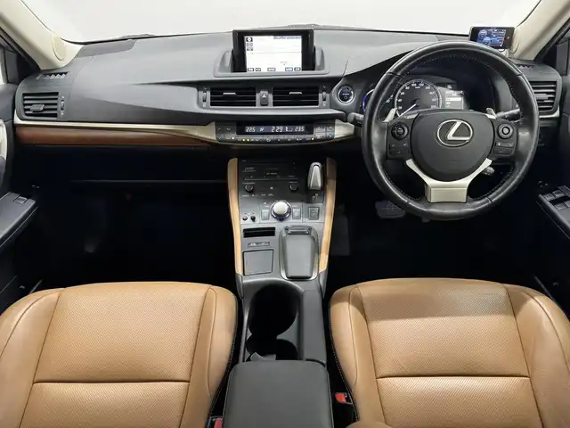 レクサス ＣＴ 200h バージョンL 三重県 2016(平28)年 5.6万km ソニッククォーツ ハイブリッド/FF/MTモード付インパネCVT/純正 7インチナビ/（AM/FM/CD/DVD/Blu-ray/SDREC/SD/USB/Bluetooth/AUX/TV）/バックガイドモニター/【OP】“マークレビンソン”プレミアムサラウンドサウンドシステム/モデリスタエアロ（F/S/R下）＋スポーツマフラー（左右4本出し、Φ65）/ビルトイン ETC/安全/・プリクラッシュセーフティ/・レーダークルコン（ブレーキ制御機能付）/・クリアランスソナー＆バックソナー/・車両接近通報装置/など/装備/・茶革シート（本革、色『サドルタン』）/・8wayパワーシート（D電動ランバーサポート・メモリー付8way/N4way）/・シートヒーター（D/N）/・【OP】ステアリングヒーター/・左右独立オートエアコン（花粉除去モード付）/・オートライト/・LED ヘッドランプ＆フロントフォグランプ/・パドルシフト/・雨滴感応式フロントワイパー/・自動防眩ルームミラー/・オート電動格納式ドアミラー（広角・自動防眩・リバース連動チルトダウン・メモリー・ヒーター付）/・プッシュスタート/・純正17inAW/・保/取/ナビ取/など