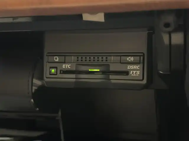 レクサス ＣＴ 200h バージョンL 三重県 2016(平28)年 5.6万km ソニッククォーツ ハイブリッド/FF/MTモード付インパネCVT/純正 7インチナビ/（AM/FM/CD/DVD/Blu-ray/SDREC/SD/USB/Bluetooth/AUX/TV）/バックガイドモニター/【OP】“マークレビンソン”プレミアムサラウンドサウンドシステム/モデリスタエアロ（F/S/R下）＋スポーツマフラー（左右4本出し、Φ65）/ビルトイン ETC/安全/・プリクラッシュセーフティ/・レーダークルコン（ブレーキ制御機能付）/・クリアランスソナー＆バックソナー/・車両接近通報装置/など/装備/・茶革シート（本革、色『サドルタン』）/・8wayパワーシート（D電動ランバーサポート・メモリー付8way/N4way）/・シートヒーター（D/N）/・【OP】ステアリングヒーター/・左右独立オートエアコン（花粉除去モード付）/・オートライト/・LED ヘッドランプ＆フロントフォグランプ/・パドルシフト/・雨滴感応式フロントワイパー/・自動防眩ルームミラー/・オート電動格納式ドアミラー（広角・自動防眩・リバース連動チルトダウン・メモリー・ヒーター付）/・プッシュスタート/・純正17inAW/・保/取/ナビ取/など