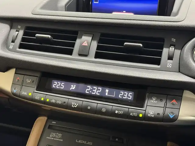 レクサス ＣＴ 200h バージョンL 三重県 2016(平28)年 5.6万km ソニッククォーツ ハイブリッド/FF/MTモード付インパネCVT/純正 7インチナビ/（AM/FM/CD/DVD/Blu-ray/SDREC/SD/USB/Bluetooth/AUX/TV）/バックガイドモニター/【OP】“マークレビンソン”プレミアムサラウンドサウンドシステム/モデリスタエアロ（F/S/R下）＋スポーツマフラー（左右4本出し、Φ65）/ビルトイン ETC/安全/・プリクラッシュセーフティ/・レーダークルコン（ブレーキ制御機能付）/・クリアランスソナー＆バックソナー/・車両接近通報装置/など/装備/・茶革シート（本革、色『サドルタン』）/・8wayパワーシート（D電動ランバーサポート・メモリー付8way/N4way）/・シートヒーター（D/N）/・【OP】ステアリングヒーター/・左右独立オートエアコン（花粉除去モード付）/・オートライト/・LED ヘッドランプ＆フロントフォグランプ/・パドルシフト/・雨滴感応式フロントワイパー/・自動防眩ルームミラー/・オート電動格納式ドアミラー（広角・自動防眩・リバース連動チルトダウン・メモリー・ヒーター付）/・プッシュスタート/・純正17inAW/・保/取/ナビ取/など