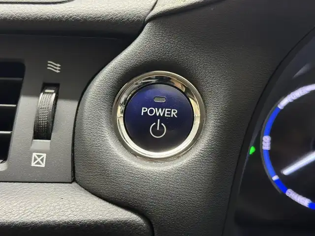 レクサス ＣＴ 200h バージョンL 三重県 2016(平28)年 5.6万km ソニッククォーツ ハイブリッド/FF/MTモード付インパネCVT/純正 7インチナビ/（AM/FM/CD/DVD/Blu-ray/SDREC/SD/USB/Bluetooth/AUX/TV）/バックガイドモニター/【OP】“マークレビンソン”プレミアムサラウンドサウンドシステム/モデリスタエアロ（F/S/R下）＋スポーツマフラー（左右4本出し、Φ65）/ビルトイン ETC/安全/・プリクラッシュセーフティ/・レーダークルコン（ブレーキ制御機能付）/・クリアランスソナー＆バックソナー/・車両接近通報装置/など/装備/・茶革シート（本革、色『サドルタン』）/・8wayパワーシート（D電動ランバーサポート・メモリー付8way/N4way）/・シートヒーター（D/N）/・【OP】ステアリングヒーター/・左右独立オートエアコン（花粉除去モード付）/・オートライト/・LED ヘッドランプ＆フロントフォグランプ/・パドルシフト/・雨滴感応式フロントワイパー/・自動防眩ルームミラー/・オート電動格納式ドアミラー（広角・自動防眩・リバース連動チルトダウン・メモリー・ヒーター付）/・プッシュスタート/・純正17inAW/・保/取/ナビ取/など