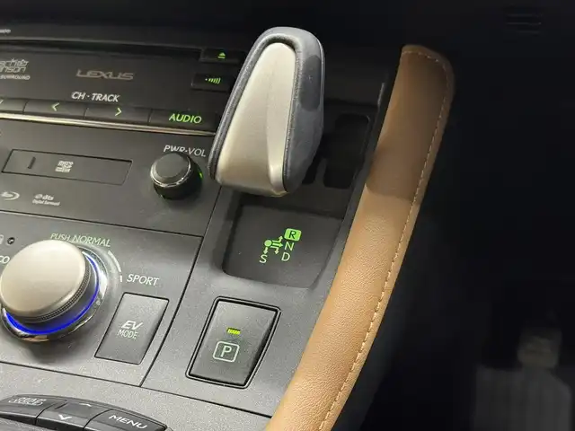 レクサス ＣＴ 200h バージョンL 三重県 2016(平28)年 5.6万km ソニッククォーツ ハイブリッド/FF/MTモード付インパネCVT/純正 7インチナビ/（AM/FM/CD/DVD/Blu-ray/SDREC/SD/USB/Bluetooth/AUX/TV）/バックガイドモニター/【OP】“マークレビンソン”プレミアムサラウンドサウンドシステム/モデリスタエアロ（F/S/R下）＋スポーツマフラー（左右4本出し、Φ65）/ビルトイン ETC/安全/・プリクラッシュセーフティ/・レーダークルコン（ブレーキ制御機能付）/・クリアランスソナー＆バックソナー/・車両接近通報装置/など/装備/・茶革シート（本革、色『サドルタン』）/・8wayパワーシート（D電動ランバーサポート・メモリー付8way/N4way）/・シートヒーター（D/N）/・【OP】ステアリングヒーター/・左右独立オートエアコン（花粉除去モード付）/・オートライト/・LED ヘッドランプ＆フロントフォグランプ/・パドルシフト/・雨滴感応式フロントワイパー/・自動防眩ルームミラー/・オート電動格納式ドアミラー（広角・自動防眩・リバース連動チルトダウン・メモリー・ヒーター付）/・プッシュスタート/・純正17inAW/・保/取/ナビ取/など