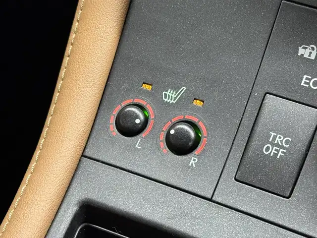 レクサス ＣＴ 200h バージョンL 三重県 2016(平28)年 5.6万km ソニッククォーツ ハイブリッド/FF/MTモード付インパネCVT/純正 7インチナビ/（AM/FM/CD/DVD/Blu-ray/SDREC/SD/USB/Bluetooth/AUX/TV）/バックガイドモニター/【OP】“マークレビンソン”プレミアムサラウンドサウンドシステム/モデリスタエアロ（F/S/R下）＋スポーツマフラー（左右4本出し、Φ65）/ビルトイン ETC/安全/・プリクラッシュセーフティ/・レーダークルコン（ブレーキ制御機能付）/・クリアランスソナー＆バックソナー/・車両接近通報装置/など/装備/・茶革シート（本革、色『サドルタン』）/・8wayパワーシート（D電動ランバーサポート・メモリー付8way/N4way）/・シートヒーター（D/N）/・【OP】ステアリングヒーター/・左右独立オートエアコン（花粉除去モード付）/・オートライト/・LED ヘッドランプ＆フロントフォグランプ/・パドルシフト/・雨滴感応式フロントワイパー/・自動防眩ルームミラー/・オート電動格納式ドアミラー（広角・自動防眩・リバース連動チルトダウン・メモリー・ヒーター付）/・プッシュスタート/・純正17inAW/・保/取/ナビ取/など