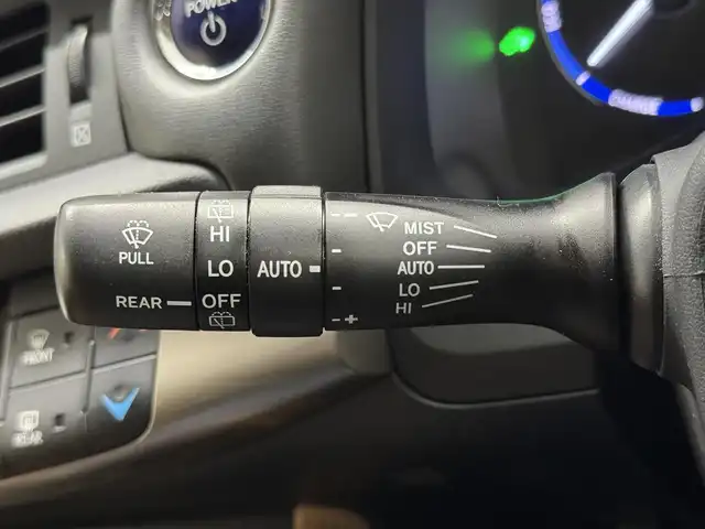 レクサス ＣＴ 200h バージョンL 三重県 2016(平28)年 5.6万km ソニッククォーツ ハイブリッド/FF/MTモード付インパネCVT/純正 7インチナビ/（AM/FM/CD/DVD/Blu-ray/SDREC/SD/USB/Bluetooth/AUX/TV）/バックガイドモニター/【OP】“マークレビンソン”プレミアムサラウンドサウンドシステム/モデリスタエアロ（F/S/R下）＋スポーツマフラー（左右4本出し、Φ65）/ビルトイン ETC/安全/・プリクラッシュセーフティ/・レーダークルコン（ブレーキ制御機能付）/・クリアランスソナー＆バックソナー/・車両接近通報装置/など/装備/・茶革シート（本革、色『サドルタン』）/・8wayパワーシート（D電動ランバーサポート・メモリー付8way/N4way）/・シートヒーター（D/N）/・【OP】ステアリングヒーター/・左右独立オートエアコン（花粉除去モード付）/・オートライト/・LED ヘッドランプ＆フロントフォグランプ/・パドルシフト/・雨滴感応式フロントワイパー/・自動防眩ルームミラー/・オート電動格納式ドアミラー（広角・自動防眩・リバース連動チルトダウン・メモリー・ヒーター付）/・プッシュスタート/・純正17inAW/・保/取/ナビ取/など