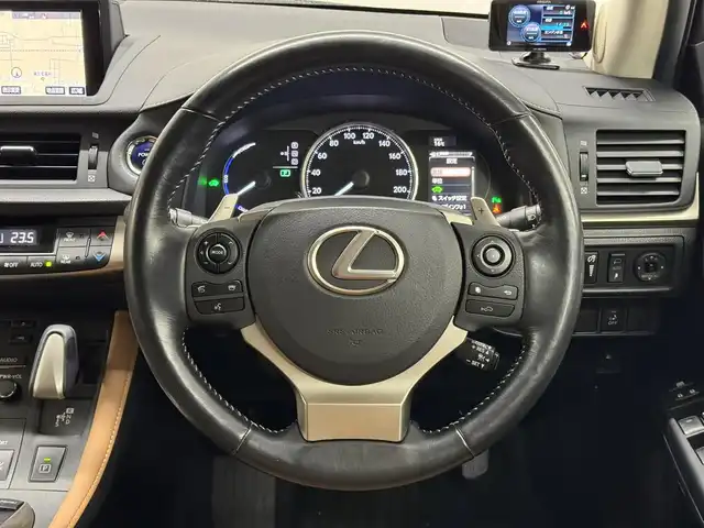 レクサス ＣＴ 200h バージョンL 三重県 2016(平28)年 5.6万km ソニッククォーツ ハイブリッド/FF/MTモード付インパネCVT/純正 7インチナビ/（AM/FM/CD/DVD/Blu-ray/SDREC/SD/USB/Bluetooth/AUX/TV）/バックガイドモニター/【OP】“マークレビンソン”プレミアムサラウンドサウンドシステム/モデリスタエアロ（F/S/R下）＋スポーツマフラー（左右4本出し、Φ65）/ビルトイン ETC/安全/・プリクラッシュセーフティ/・レーダークルコン（ブレーキ制御機能付）/・クリアランスソナー＆バックソナー/・車両接近通報装置/など/装備/・茶革シート（本革、色『サドルタン』）/・8wayパワーシート（D電動ランバーサポート・メモリー付8way/N4way）/・シートヒーター（D/N）/・【OP】ステアリングヒーター/・左右独立オートエアコン（花粉除去モード付）/・オートライト/・LED ヘッドランプ＆フロントフォグランプ/・パドルシフト/・雨滴感応式フロントワイパー/・自動防眩ルームミラー/・オート電動格納式ドアミラー（広角・自動防眩・リバース連動チルトダウン・メモリー・ヒーター付）/・プッシュスタート/・純正17inAW/・保/取/ナビ取/など