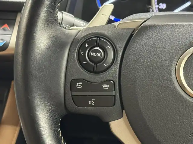 レクサス ＣＴ 200h バージョンL 三重県 2016(平28)年 5.6万km ソニッククォーツ ハイブリッド/FF/MTモード付インパネCVT/純正 7インチナビ/（AM/FM/CD/DVD/Blu-ray/SDREC/SD/USB/Bluetooth/AUX/TV）/バックガイドモニター/【OP】“マークレビンソン”プレミアムサラウンドサウンドシステム/モデリスタエアロ（F/S/R下）＋スポーツマフラー（左右4本出し、Φ65）/ビルトイン ETC/安全/・プリクラッシュセーフティ/・レーダークルコン（ブレーキ制御機能付）/・クリアランスソナー＆バックソナー/・車両接近通報装置/など/装備/・茶革シート（本革、色『サドルタン』）/・8wayパワーシート（D電動ランバーサポート・メモリー付8way/N4way）/・シートヒーター（D/N）/・【OP】ステアリングヒーター/・左右独立オートエアコン（花粉除去モード付）/・オートライト/・LED ヘッドランプ＆フロントフォグランプ/・パドルシフト/・雨滴感応式フロントワイパー/・自動防眩ルームミラー/・オート電動格納式ドアミラー（広角・自動防眩・リバース連動チルトダウン・メモリー・ヒーター付）/・プッシュスタート/・純正17inAW/・保/取/ナビ取/など