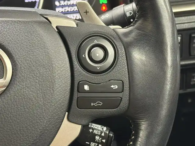 レクサス ＣＴ 200h バージョンL 三重県 2016(平28)年 5.6万km ソニッククォーツ ハイブリッド/FF/MTモード付インパネCVT/純正 7インチナビ/（AM/FM/CD/DVD/Blu-ray/SDREC/SD/USB/Bluetooth/AUX/TV）/バックガイドモニター/【OP】“マークレビンソン”プレミアムサラウンドサウンドシステム/モデリスタエアロ（F/S/R下）＋スポーツマフラー（左右4本出し、Φ65）/ビルトイン ETC/安全/・プリクラッシュセーフティ/・レーダークルコン（ブレーキ制御機能付）/・クリアランスソナー＆バックソナー/・車両接近通報装置/など/装備/・茶革シート（本革、色『サドルタン』）/・8wayパワーシート（D電動ランバーサポート・メモリー付8way/N4way）/・シートヒーター（D/N）/・【OP】ステアリングヒーター/・左右独立オートエアコン（花粉除去モード付）/・オートライト/・LED ヘッドランプ＆フロントフォグランプ/・パドルシフト/・雨滴感応式フロントワイパー/・自動防眩ルームミラー/・オート電動格納式ドアミラー（広角・自動防眩・リバース連動チルトダウン・メモリー・ヒーター付）/・プッシュスタート/・純正17inAW/・保/取/ナビ取/など