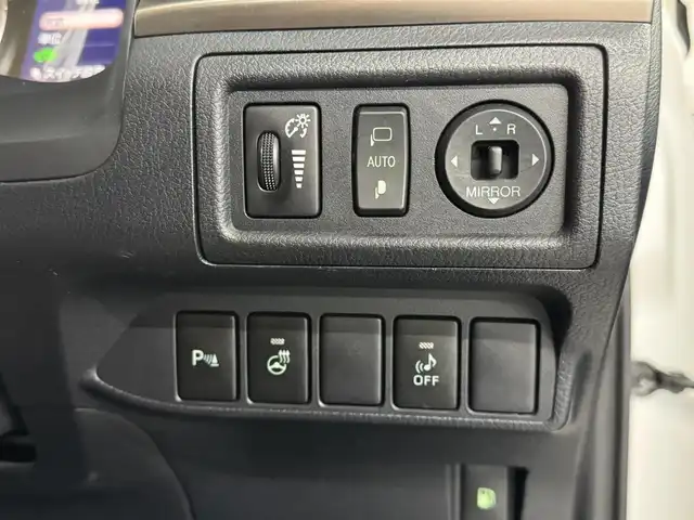 レクサス ＣＴ 200h バージョンL 三重県 2016(平28)年 5.6万km ソニッククォーツ ハイブリッド/FF/MTモード付インパネCVT/純正 7インチナビ/（AM/FM/CD/DVD/Blu-ray/SDREC/SD/USB/Bluetooth/AUX/TV）/バックガイドモニター/【OP】“マークレビンソン”プレミアムサラウンドサウンドシステム/モデリスタエアロ（F/S/R下）＋スポーツマフラー（左右4本出し、Φ65）/ビルトイン ETC/安全/・プリクラッシュセーフティ/・レーダークルコン（ブレーキ制御機能付）/・クリアランスソナー＆バックソナー/・車両接近通報装置/など/装備/・茶革シート（本革、色『サドルタン』）/・8wayパワーシート（D電動ランバーサポート・メモリー付8way/N4way）/・シートヒーター（D/N）/・【OP】ステアリングヒーター/・左右独立オートエアコン（花粉除去モード付）/・オートライト/・LED ヘッドランプ＆フロントフォグランプ/・パドルシフト/・雨滴感応式フロントワイパー/・自動防眩ルームミラー/・オート電動格納式ドアミラー（広角・自動防眩・リバース連動チルトダウン・メモリー・ヒーター付）/・プッシュスタート/・純正17inAW/・保/取/ナビ取/など