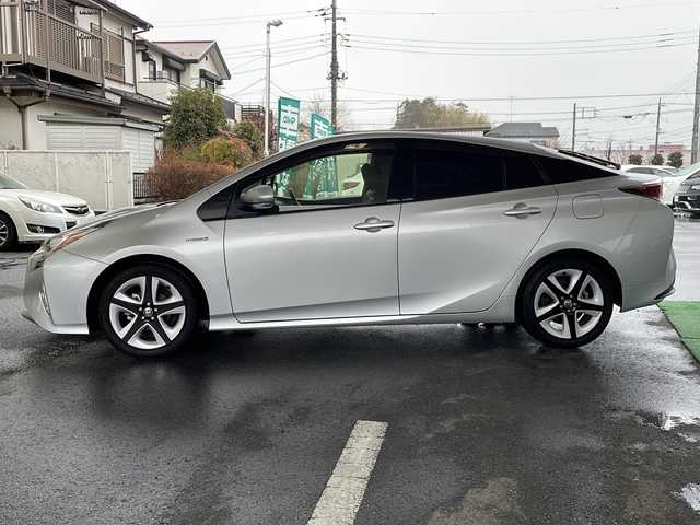 トヨタ プリウス S ツーリングセレクション 埼玉県 2016(平28)年 3.6万km シルバーM ワンオーナー/Toyota Safety Sense/プリクラッシュ/レーンアシスト/レーダークルーズコントロール/純正ナビ/・AM/FM/CD/DVD/BT/フルセグTV/ビルトインETC/レザーシート/前席シートヒーター/HIDヘッドライト/フォグランプ/ウインカーミラー/前方ドライブレコーダー/プッシュスタート/スマートキー/保証書/取扱説明書