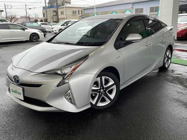 トヨタ プリウス S ツーリングセレクション 埼玉県 2016(平28)年 3.6万km シルバーM ワンオーナー/Toyota Safety Sense/プリクラッシュ/レーンアシスト/レーダークルーズコントロール/純正ナビ/・AM/FM/CD/DVD/BT/フルセグTV/ビルトインETC/レザーシート/前席シートヒーター/HIDヘッドライト/フォグランプ/ウインカーミラー/前方ドライブレコーダー/プッシュスタート/スマートキー/保証書/取扱説明書