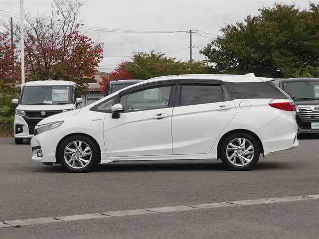 ホンダ シャトル ハイブリッド Z 山形県 2015(平27)年 7.3万km ホワイトオーキッドパール シティブレーキアクティブシステム/純正SDナビ/　　【CD DVD BT フルセグ USB AUX】/バックカメラ/クルーズコントロール/LEDオートヘッドライト/ハーフレザーシート/シートヒーター/純正16インチアルミホイール/ドライブレコーダー/アイドリングストップ/ステアリングスイッチ/パドルシフト/電動格納ウィンカーミラー/フォグランプ/スマートキー×2/ETC