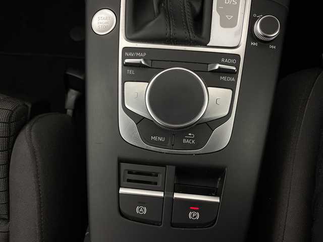 アウディ Ａ３ スポーツバック 1．4 TFSI 新潟県 2017(平29)年 8.3万km フローレットシルバーM アウディプレセンスフロント/純正メモリナビ/　　CD/AM/FM/フルセグ/BT/AUX/USB/SD/バーチャルコックピット/バックモニター/クルーズコントロール/オートライト/運転席パワーシート/前席シートヒーター/純正17インチアルミホイール付/パドルシフト/ステアリングスイッチ/電動パーキングブレーキ/アイドリングストップ/スペアキー/スマートキー/ETC