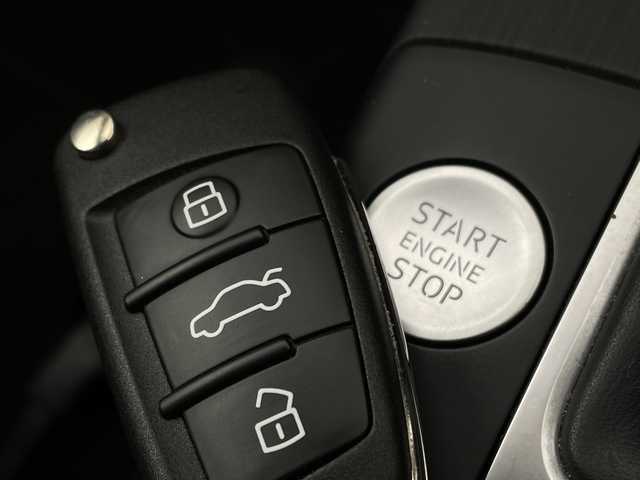 アウディ Ａ３ スポーツバック 1．4 TFSI 新潟県 2017(平29)年 8.3万km フローレットシルバーM アウディプレセンスフロント/純正メモリナビ/　　CD/AM/FM/フルセグ/BT/AUX/USB/SD/バーチャルコックピット/バックモニター/クルーズコントロール/オートライト/運転席パワーシート/前席シートヒーター/純正17インチアルミホイール付/パドルシフト/ステアリングスイッチ/電動パーキングブレーキ/アイドリングストップ/スペアキー/スマートキー/ETC
